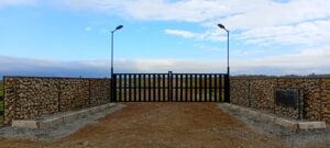 Portón instalado en parcela en el sur de Chile, símbolo de avance y confianza en proyecto Raíces de Concordia
