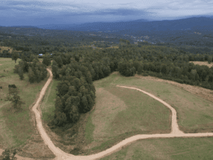 Caminos interiores terminados en Raíces de Miramonte, proyecto de parcelas con avance real cerca de Purranque