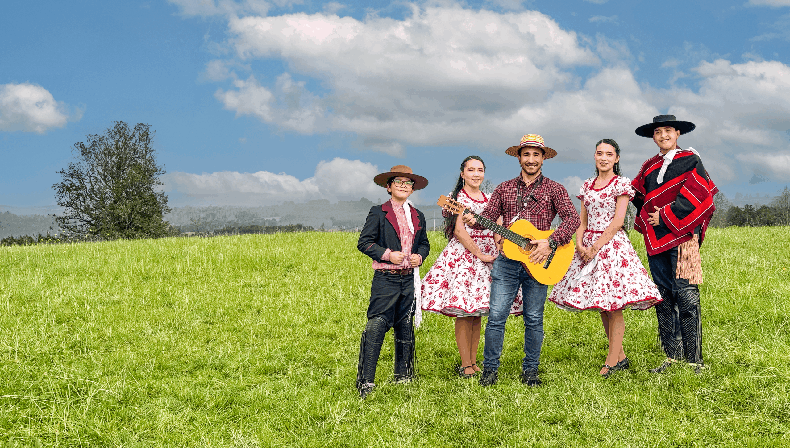 Parcela de 5000 m2 en entorno natural con bandera chilena para celebrar Fiestas Patrias
